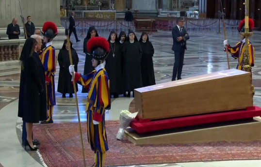 Trump pays his respects to Pope Francis at his coffin