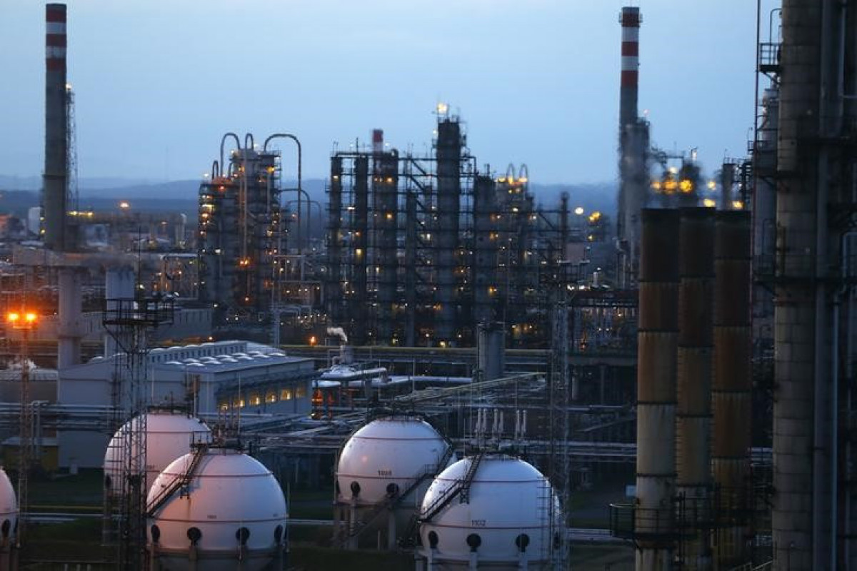 Oil prices fall on trade jitters, some Russia-Ukraine progress