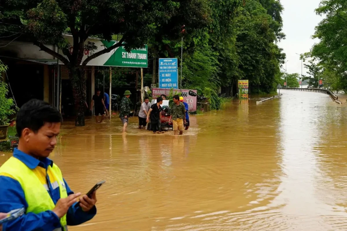 Flooding leaves 14 dead, missing in Vietnam