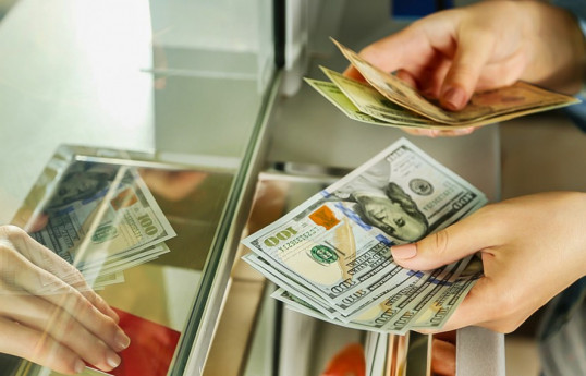 Azerbaijani banks' currency exchange income margin decreased by 4%