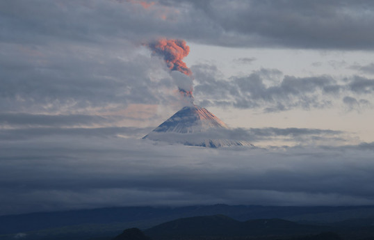 Klyuchevsky volcano in Kamchatka spews ash up to 8 km