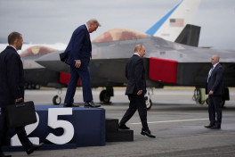 Putin joins Trump in his presidential limo as they head to meeting-PHOTO 