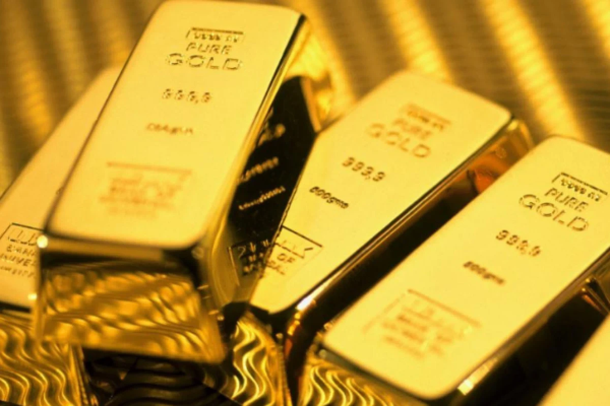 Gold prices slightly fell in commodity markets
