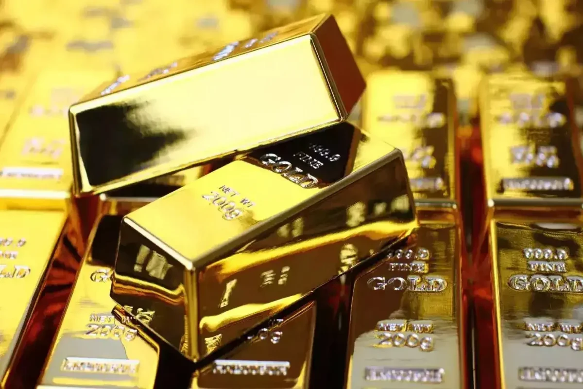 Gold hits near 3-week low on stronger dollar, Fed symposium in focus