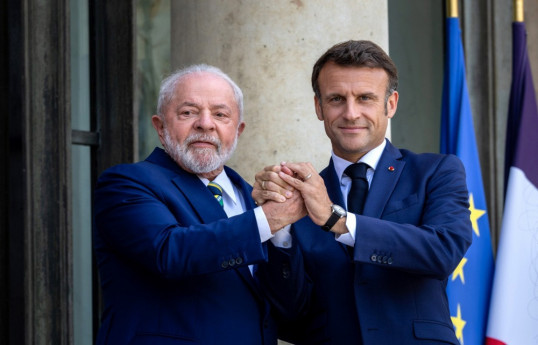 Brazilian President Luiz Inacio Lula da Silva and his French counterpart Emmanuel Macron
