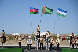 President Ilham Aliyev presented with Akhal-Teke horse-PHOTO -UPDATED 