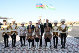 President Ilham Aliyev presented with Akhal-Teke horse-PHOTO -UPDATED 