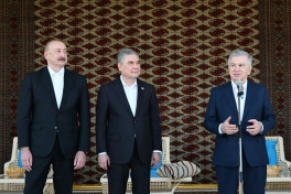 President Ilham Aliyev presented with Akhal-Teke horse-PHOTO -UPDATED 
