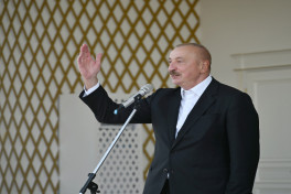 President Ilham Aliyev presented with Akhal-Teke horse-PHOTO -UPDATED 