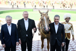 President Ilham Aliyev presented with Akhal-Teke horse-PHOTO -UPDATED 