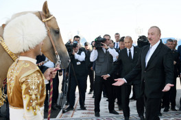 President Ilham Aliyev presented with Akhal-Teke horse-PHOTO -UPDATED 