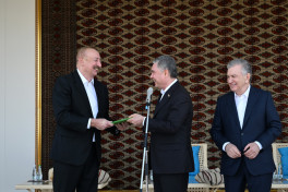 President Ilham Aliyev presented with Akhal-Teke horse-PHOTO -UPDATED 