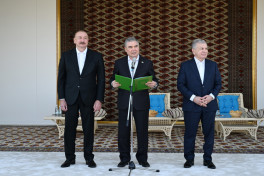 President Ilham Aliyev presented with Akhal-Teke horse-PHOTO -UPDATED 