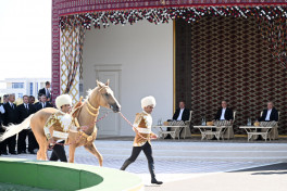 President Ilham Aliyev presented with Akhal-Teke horse-PHOTO -UPDATED 