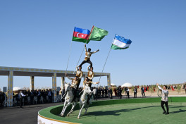 President Ilham Aliyev presented with Akhal-Teke horse-PHOTO -UPDATED 