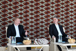 President Ilham Aliyev presented with Akhal-Teke horse-PHOTO -UPDATED 