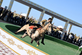 President Ilham Aliyev presented with Akhal-Teke horse-PHOTO -UPDATED 