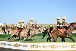 President Ilham Aliyev presented with Akhal-Teke horse-PHOTO -UPDATED 