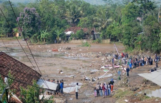 5 killed, 1 missing after flash floods in Indonesia