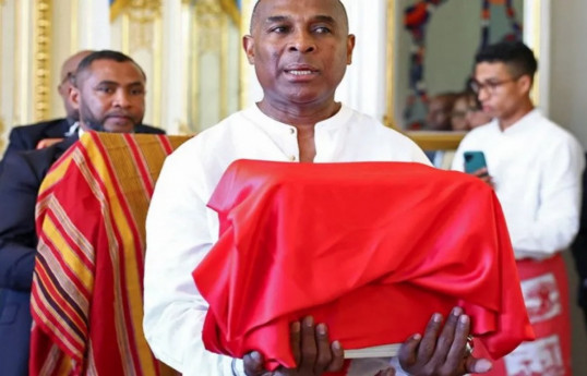 France returns slain king's skull to Madagascar