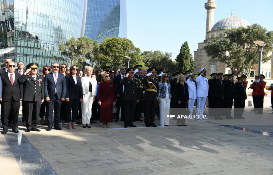Turkish Martyrs' Memorial visited in Baku on occasion of Türkiye's Victory Day-PHOTO 