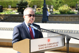 Turkish Martyrs' Memorial visited in Baku on occasion of Türkiye's Victory Day-PHOTO 