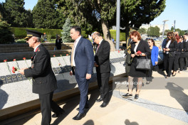 Turkish Martyrs' Memorial visited in Baku on occasion of Türkiye's Victory Day-PHOTO 