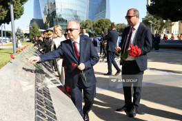 Turkish Martyrs' Memorial visited in Baku on occasion of Türkiye's Victory Day-PHOTO 