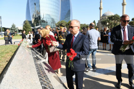 Turkish Martyrs' Memorial visited in Baku on occasion of Türkiye's Victory Day-PHOTO 