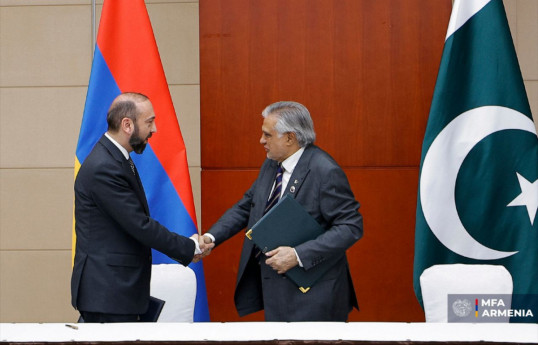 Armenian Foreign Minister Ararat Mirzoyan and Pakistani Foreign Minister Muhammad Ishaq Dor