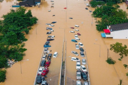 Death toll tops 800 as intense storms hammer Asian countries -PHOTO 