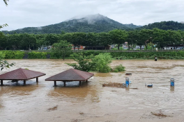 Death toll tops 800 as intense storms hammer Asian countries -PHOTO 
