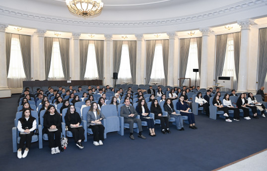 Azerbaijan MFA spokesperson Aykhan Hajizadeh meets with Diplomacy Volunteers