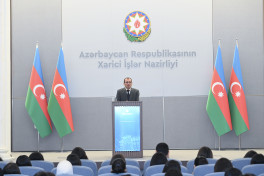 Azerbaijan MFA spokesperson Aykhan Hajizadeh meets with Diplomacy Volunteers