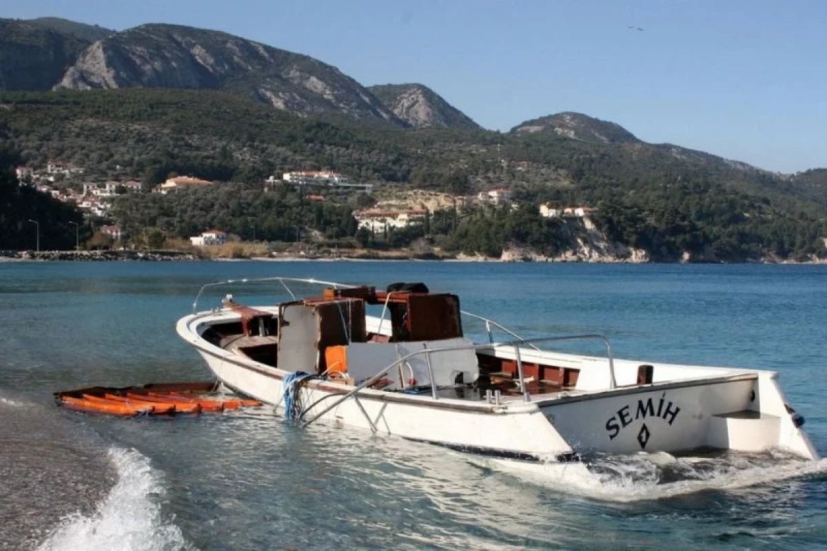 Eighteen die after migrant boat sinks off southern Greek island