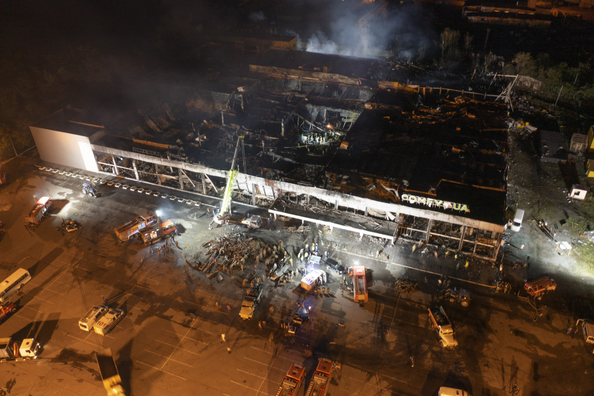 Russian strike hits Ukrainian city of Kremenchuk, cutting utilities, mayor says