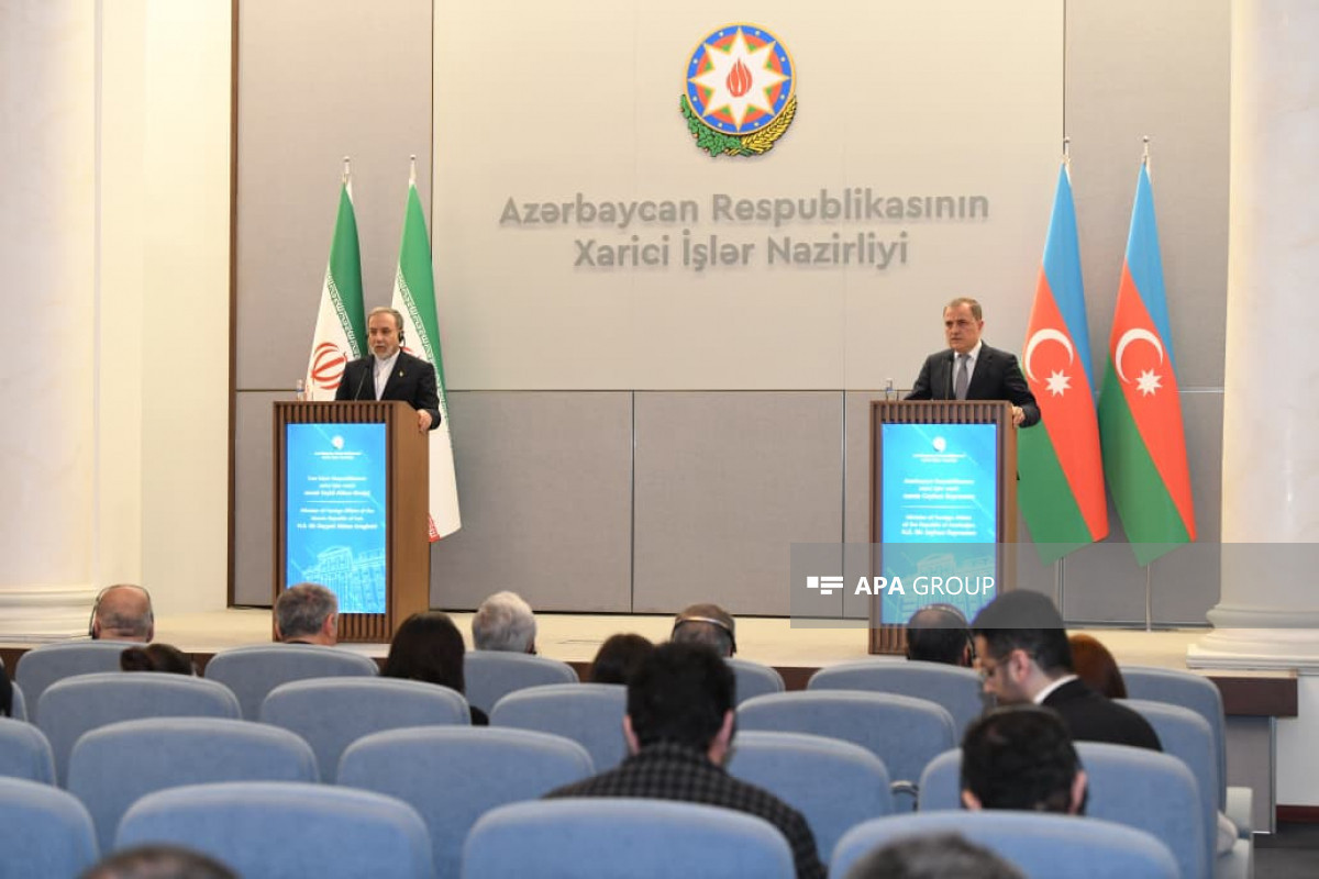 Iranian Foreign Minister Abbas Araghchi and Azerbaijani Foreign Minister Jeyhun Bayramov