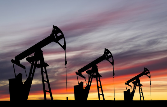 Oil hovers near two-week highs on expected US interest rate cut, geopolitical risk