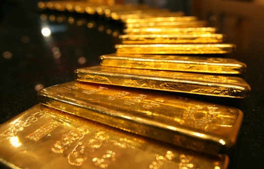 Gold rises as dollar softens, traders brace for Fed rate cut