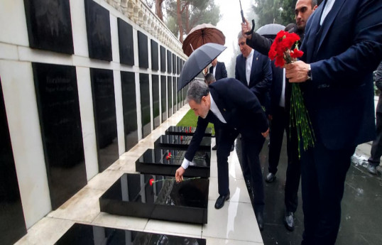 Iranian FM pays tribute to Azerbaijani martyrs in Baku