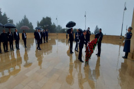 Iranian FM pays tribute to Azerbaijani martyrs in Baku