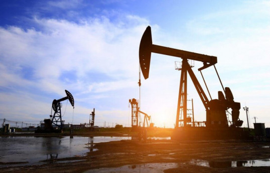 Oil edges down with Ukraine peace talks, US rate decision in spotlight