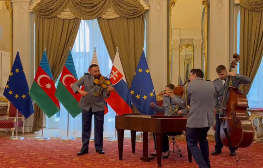 Slovak military orchestra performs “Qurban olum Azərbaycan” during President Ilham Aliyev’s visit