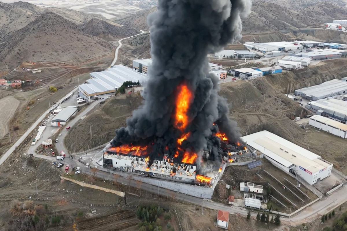 Fire breaks out at factory in Türkiye