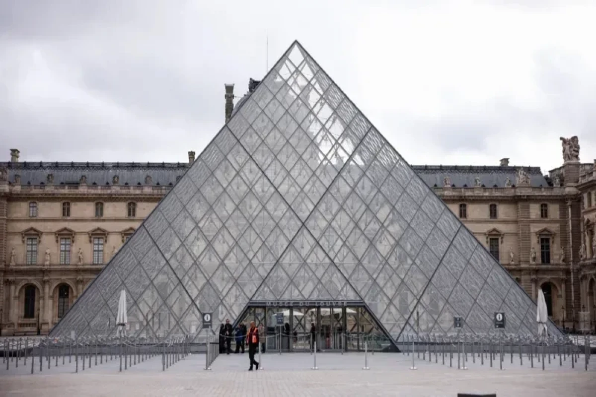 Louvre thieves slipped away with seconds to spare, probe reveals