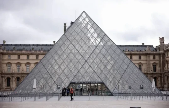 Louvre thieves slipped away with seconds to spare, probe reveals