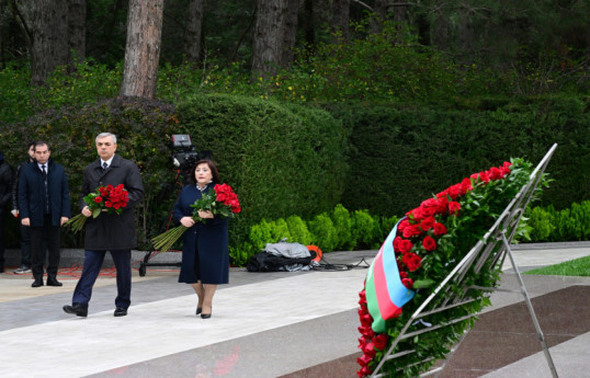 Azerbaijan’s state and government officials pay tribute to National Leader Heydar Aliyev
