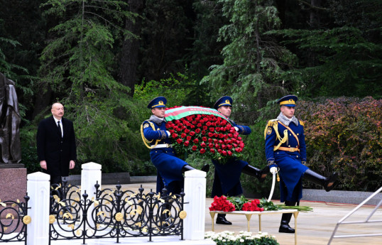 President Ilham Aliyev and First Lady Mehriban Aliyeva visited grave of National Leader Heydar Aliyev