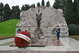 Azerbaijan’s state and government officials pay tribute to National Leader Heydar Aliyev