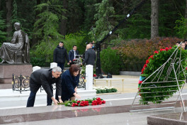 Azerbaijan’s state and government officials pay tribute to National Leader Heydar Aliyev